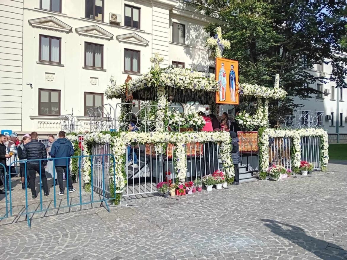 baldachin-racla-pelerini-parascheva-foto-RI.jpg